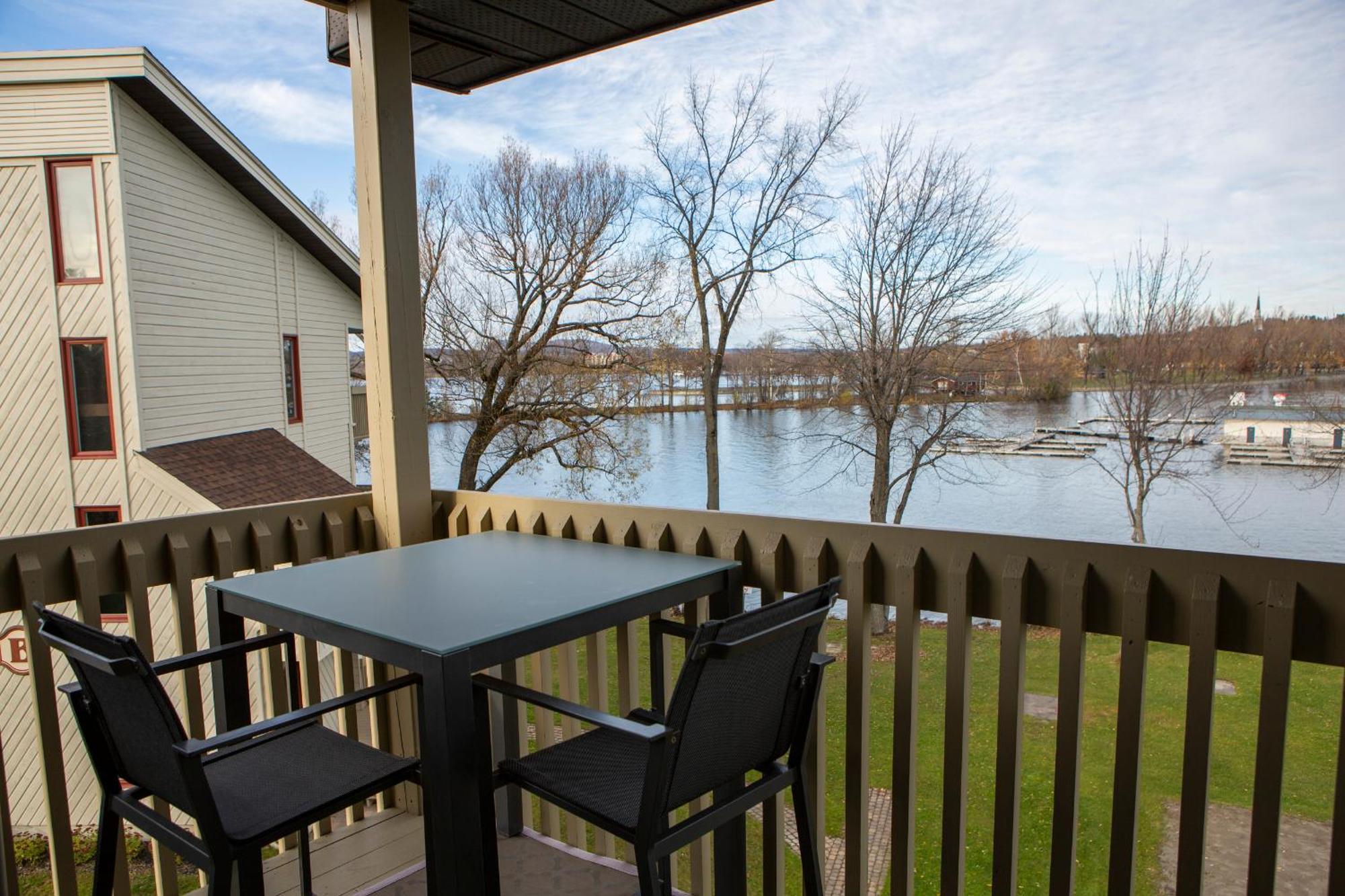 Location Tourisme Estrie - Oberge Du Village Magog Exterior photo