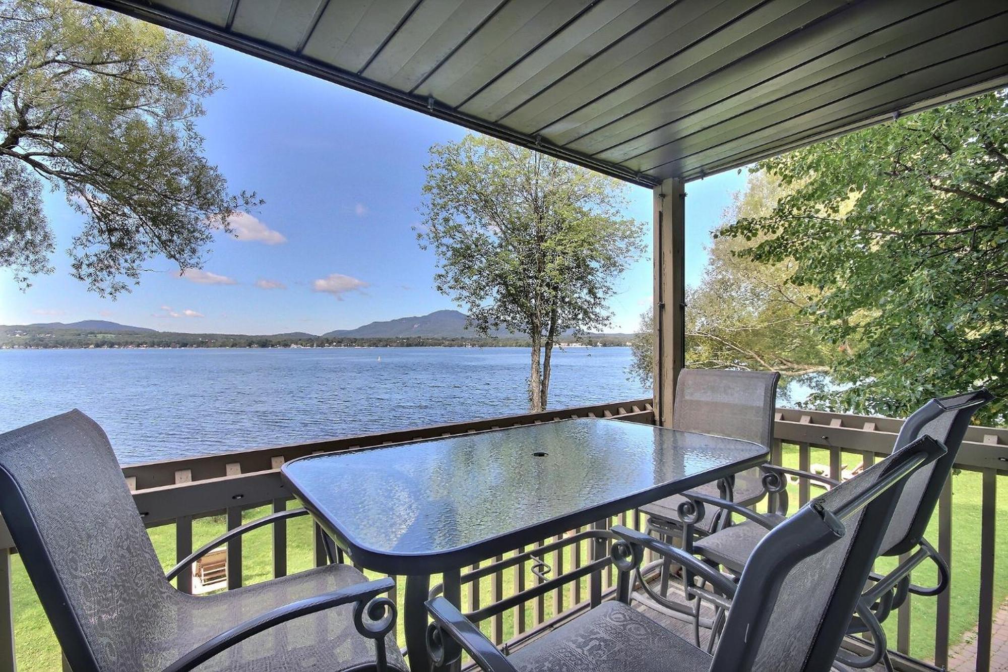 Location Tourisme Estrie - Oberge Du Village Magog Exterior photo